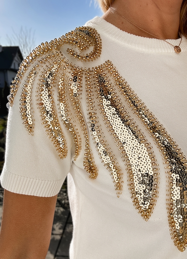 Biała bluzka sweterkowa zdobiona złotymi koralikami - M852