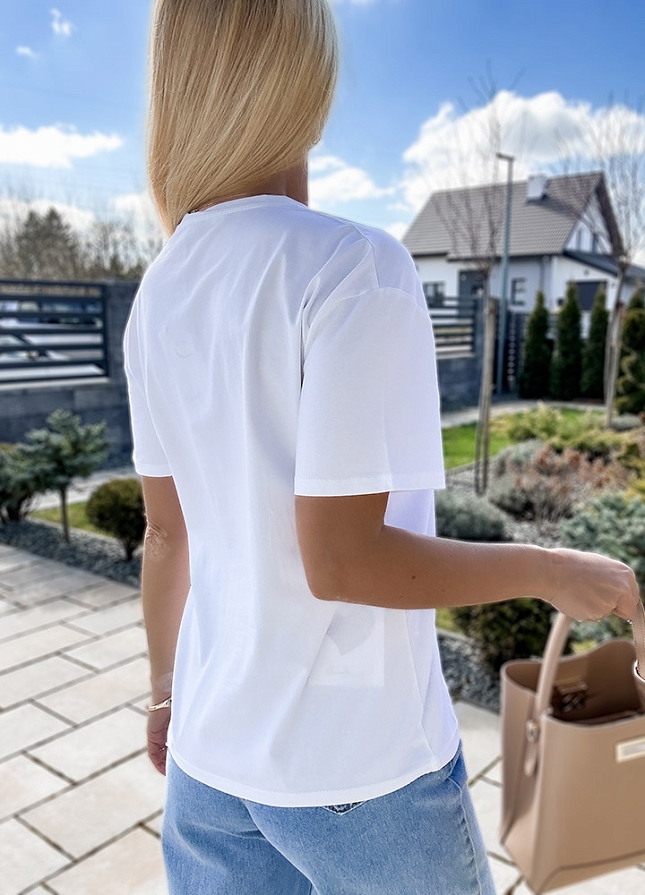 Biały t-shirt z cekinami na kieszonce i kryształkami - M945