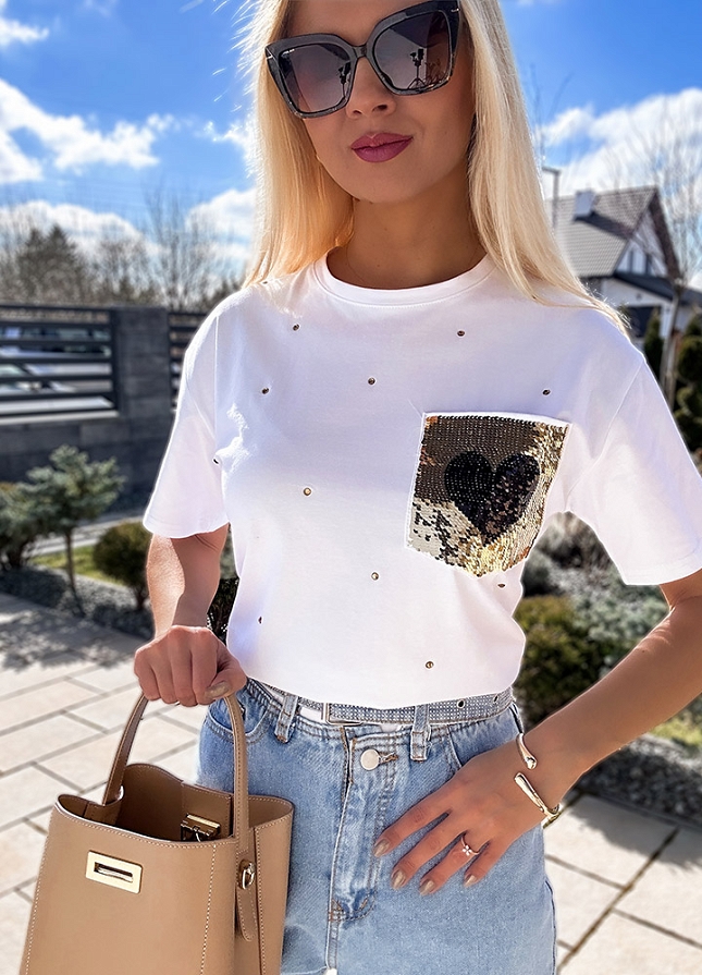Biały t-shirt z cekinami na kieszonce i kryształkami - M945