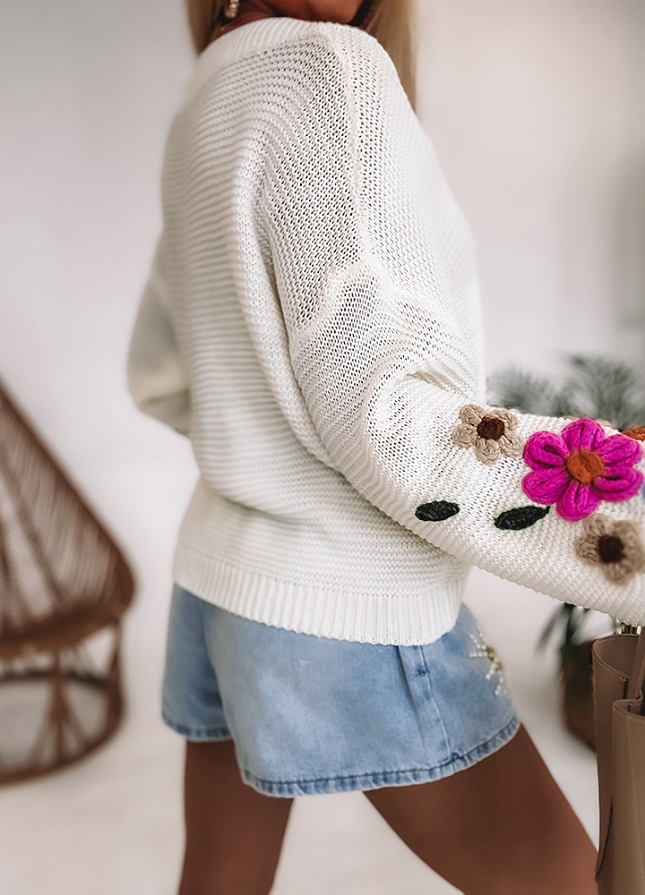 Wiosenny biały sweter w szpic KOLOROWE KWIATY - M775