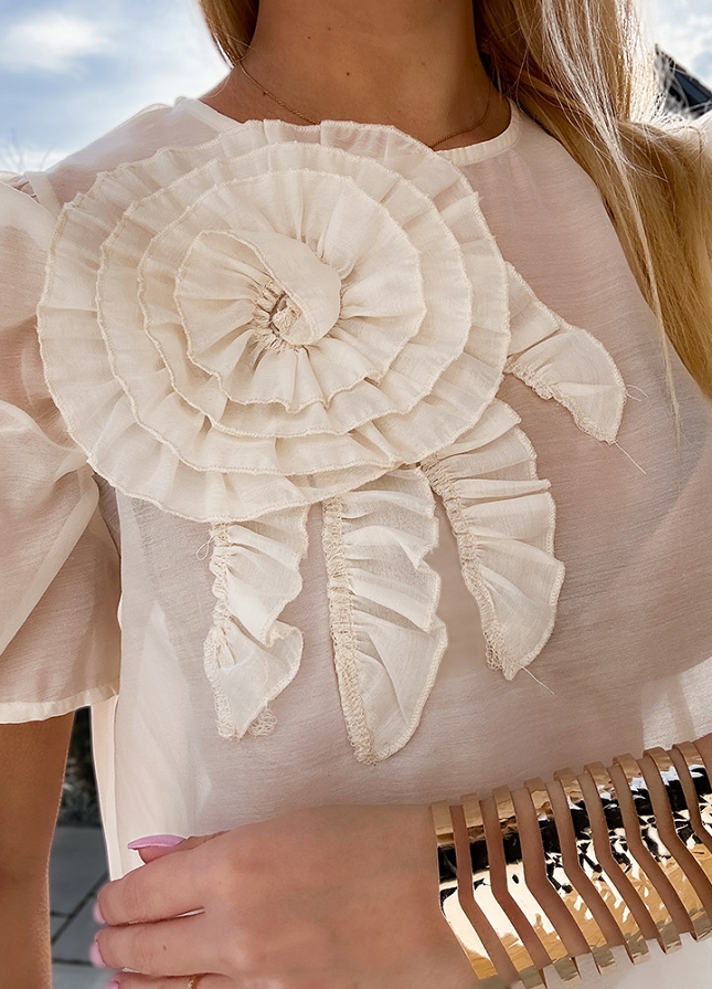 Beżowa bluzka z tiulu z ozdobnym dużym kwiatem - M897