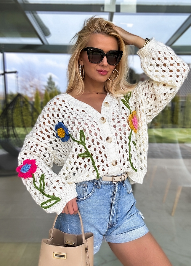Modny ażurowy sweter w kolorowe kwiaty z wiskozy ECRU - M770