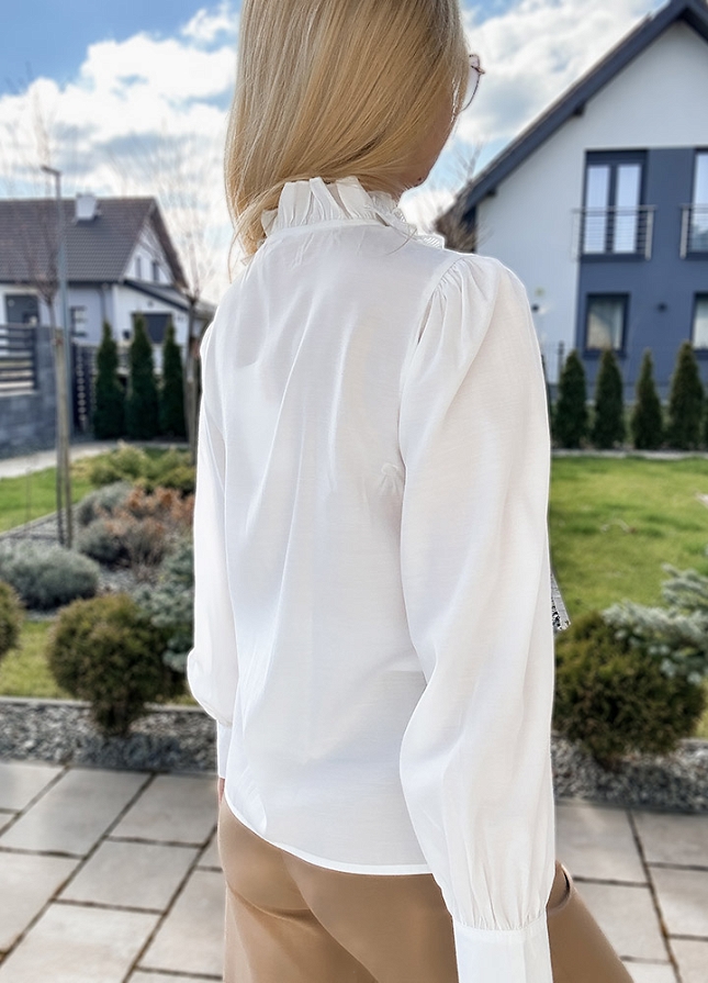 Elegancka biała bluzka koszulowa zdobiona różami - M946