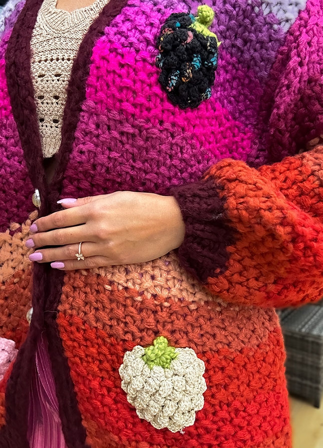Wyjątkowy sweter MULTI KOLOR w owoce grubo pleciony - M701