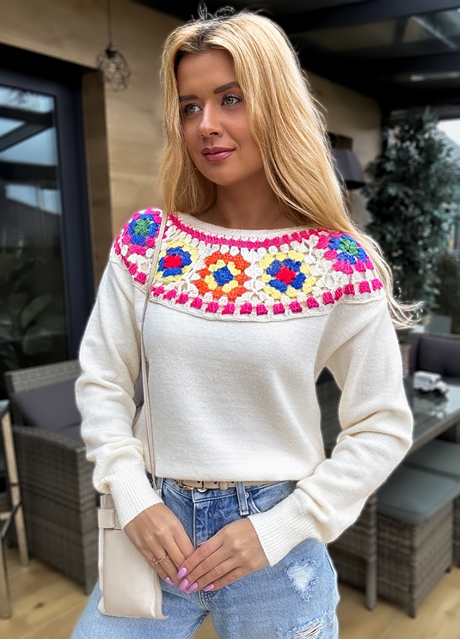 Elegancki sweter z haftowanym kolorowym dekoltem ECRU - M563A