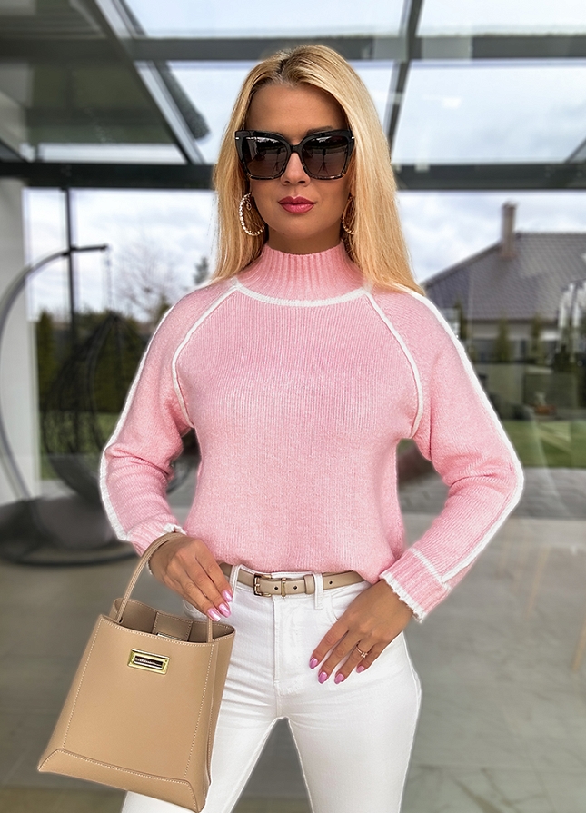 Różowy sweter z półgolfem i kontrastową lamówką - M750