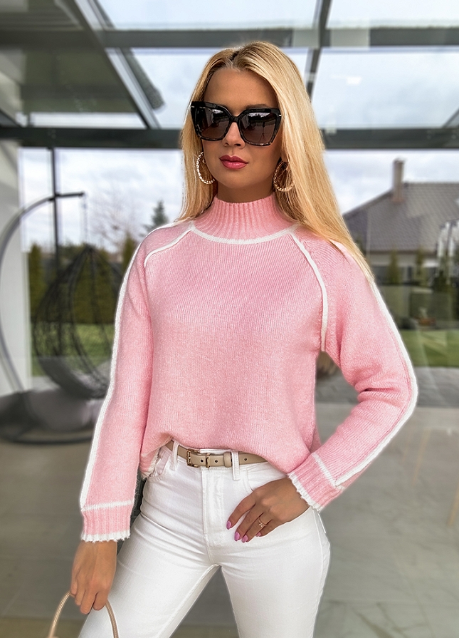 Różowy sweter z półgolfem i kontrastową lamówką - M750