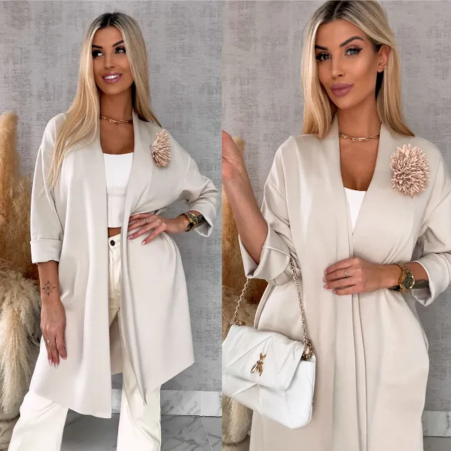 Elegancka narzutka z kwiatem ONE SIZE beżowa - R555B