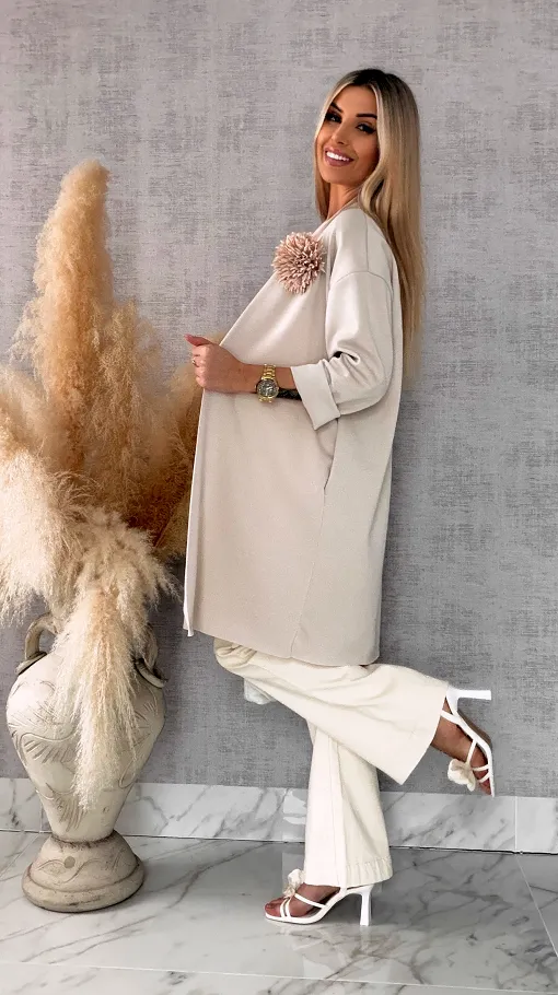 Elegancka narzutka z kwiatem ONE SIZE beżowa - R555B