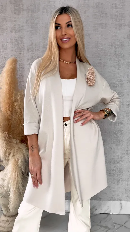 Elegancka narzutka z kwiatem ONE SIZE beżowa - R555B