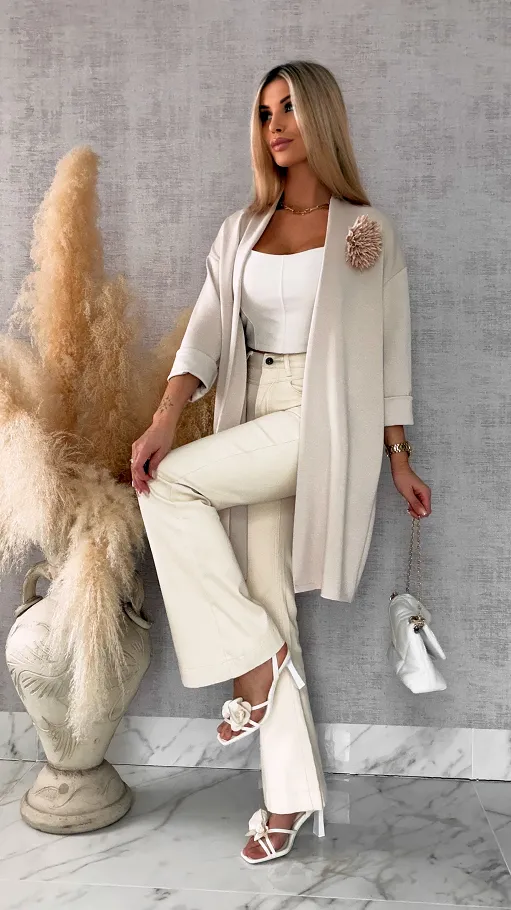 Elegancka narzutka z kwiatem ONE SIZE beżowa - R555B