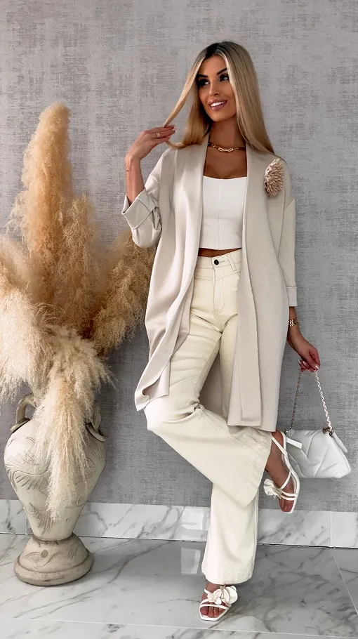 Elegancka narzutka z kwiatem ONE SIZE beżowa - R555B