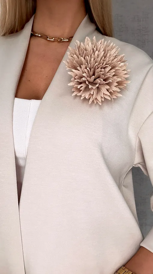 Elegancka narzutka z kwiatem ONE SIZE beżowa - R555B