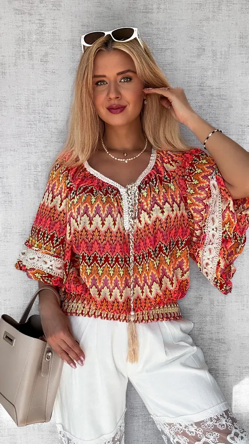 Luźna ażurowa bluzka z gumką w pasie i trokami na dekolcie NEON - P698