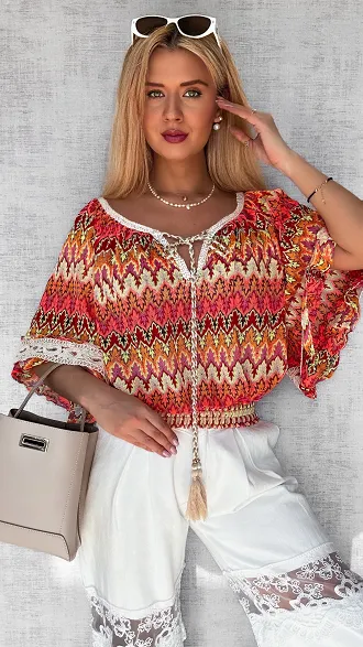 Luźna ażurowa bluzka z gumką w pasie i trokami na dekolcie NEON - P698