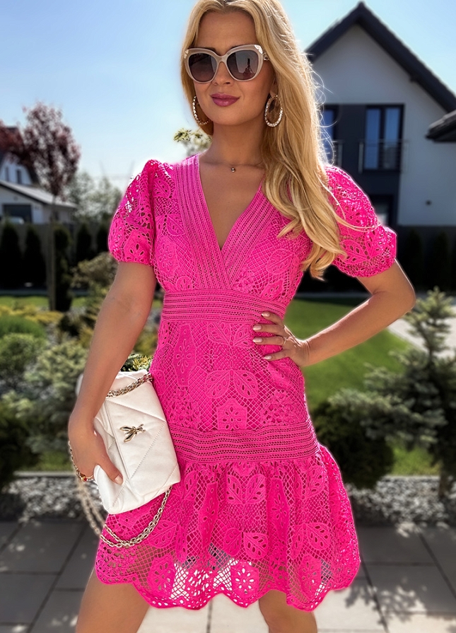 Różowa koronkowa sukienka na lato z dekoltem V - L962C