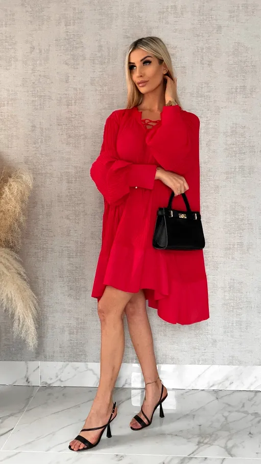 Luźna szeroka sukienka zdobiona perełkami z plisowaniem ONE SIZE czerwona - R507