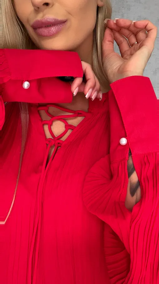 Luźna szeroka sukienka zdobiona perełkami z plisowaniem ONE SIZE czerwona - R507