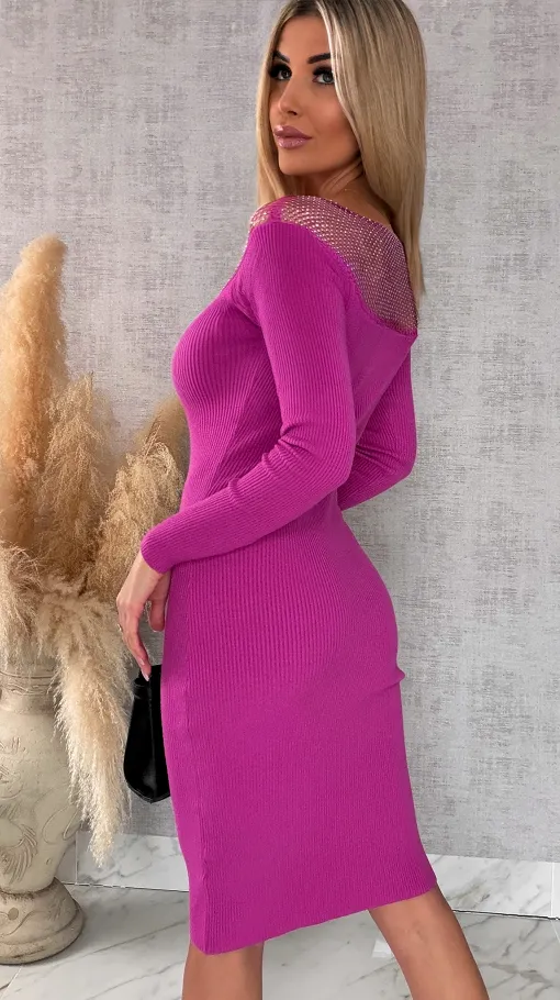 Dzianinowa sukienka z ozdobną siateczką na dekolcie FUKSJA wiskoza - R576