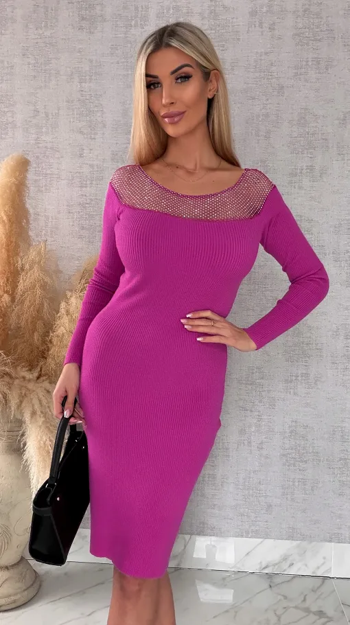 Dzianinowa sukienka z ozdobną siateczką na dekolcie FUKSJA wiskoza - R576
