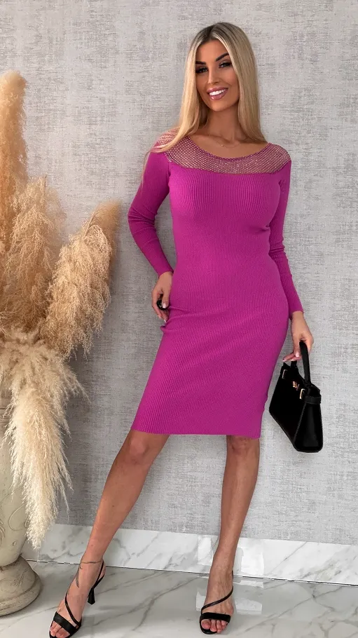 Dzianinowa sukienka z ozdobną siateczką na dekolcie FUKSJA wiskoza - R576