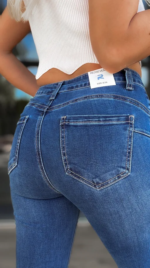 Niebieskie elastyczne spodnie jeansowe PUSH UP efekt -5 kg - R131
