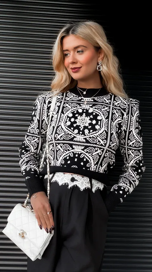 Czarny sweter z zimowym akcentem WISKOZA one size - R362A