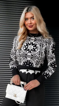 Czarny sweter z zimowym akcentem WISKOZA one size - R362A