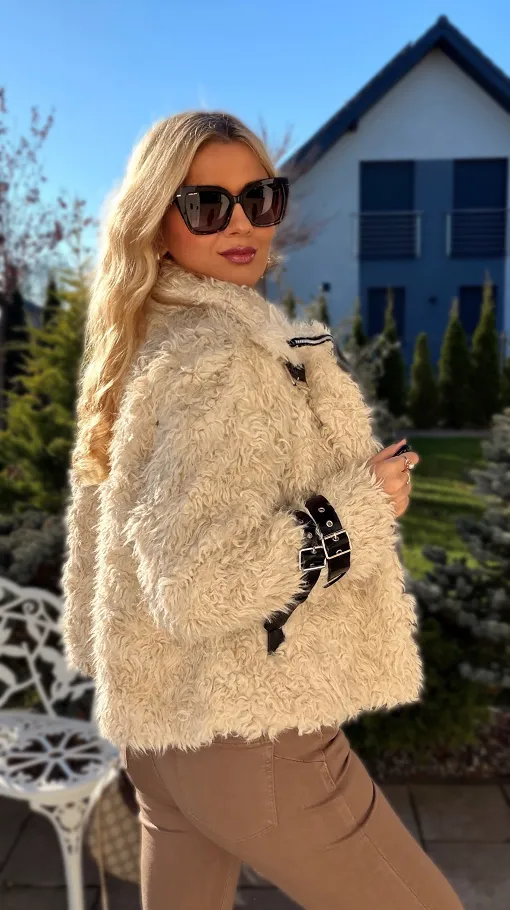 Krótki beżowy płaszczyk z MISIA w kolorze ecru - R304