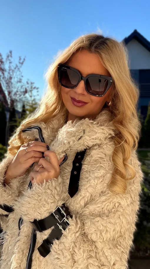 Krótki beżowy płaszczyk z MISIA w kolorze ecru - R304