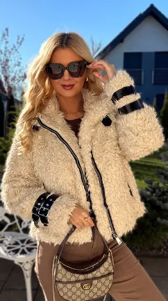 Krótki beżowy płaszczyk z MISIA w kolorze ecru - R304