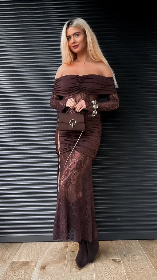 Koronkowa maxi sukienka w stylu hiszpanka CZEKOLADOWA - R269