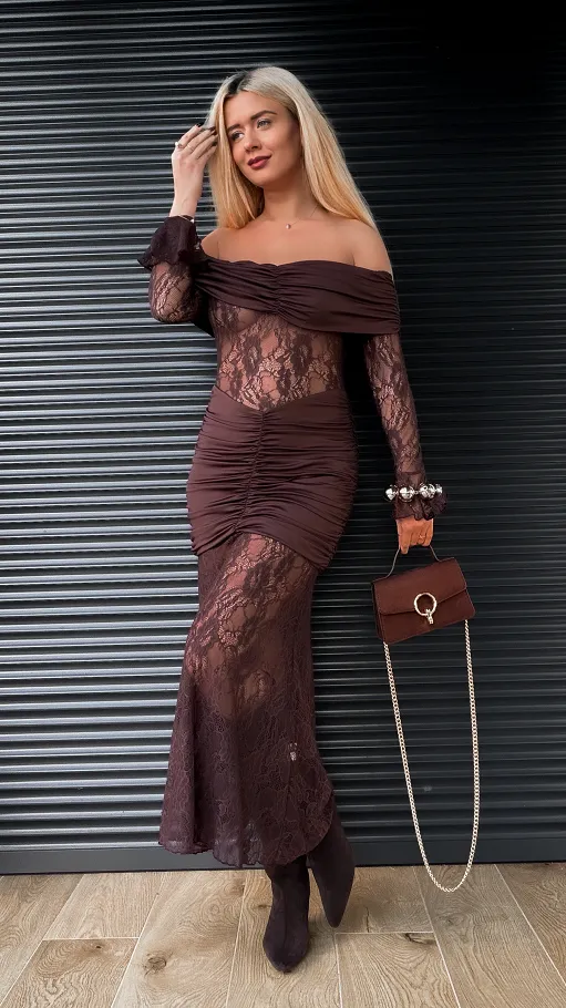 Koronkowa maxi sukienka w stylu hiszpanka CZEKOLADOWA - R269