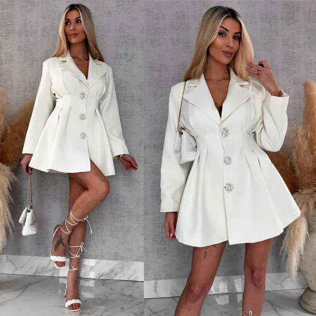 Ekskluzywna sukienka z dużymi ozdobnymi guzikami ZŁAMANA BIEL - R736