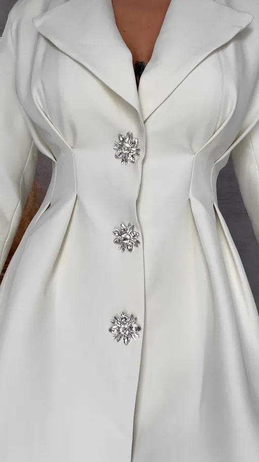 Ekskluzywna sukienka z dużymi ozdobnymi guzikami ZŁAMANA BIEL - R736