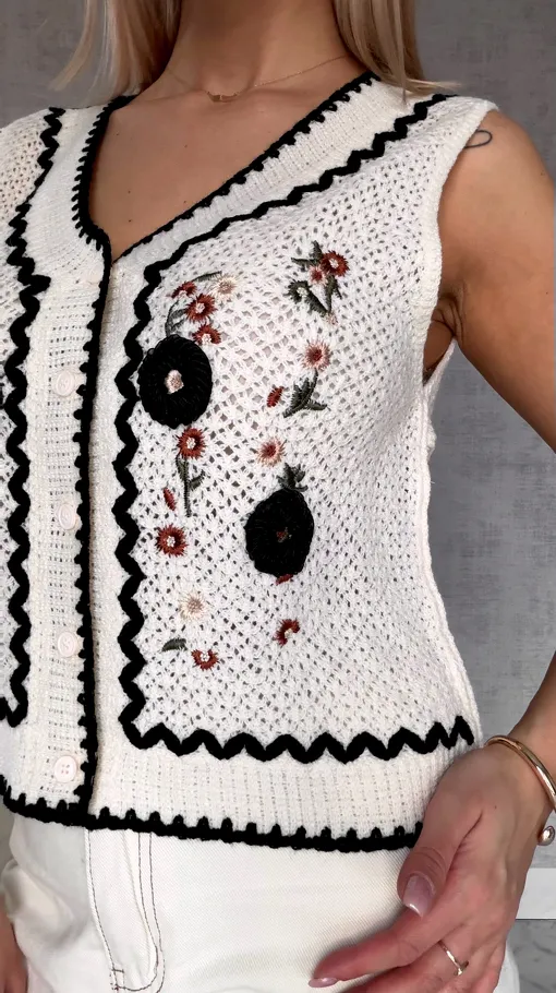 Ażurowa szydełkowa kamizelka zapinana na guziki ONE SIZE haftowana - R748