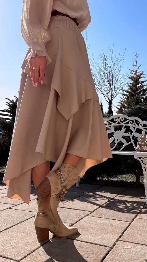 Elegancka asymetryczna spódnica z paskiem ONE SIZE beżowa - R534