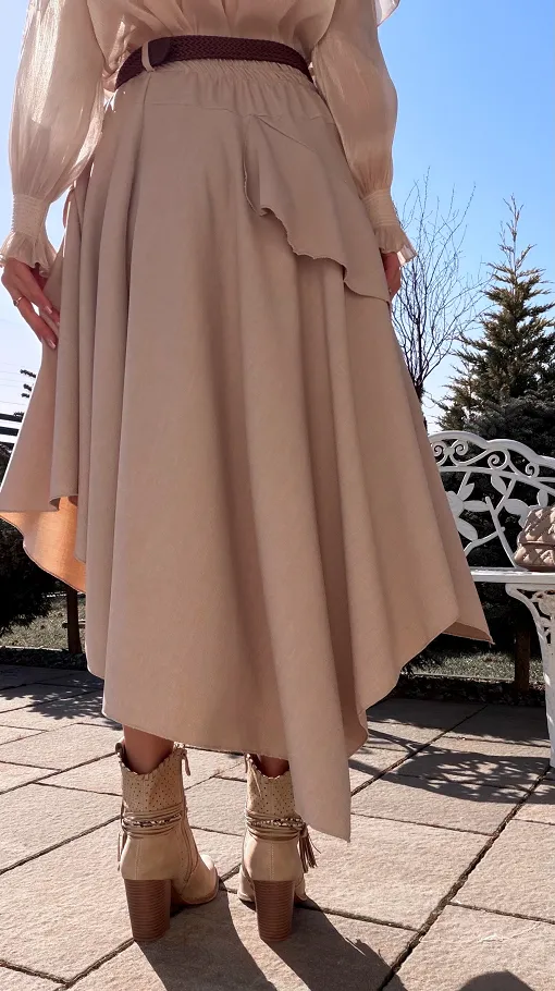 Elegancka asymetryczna spódnica z paskiem ONE SIZE beżowa - R534