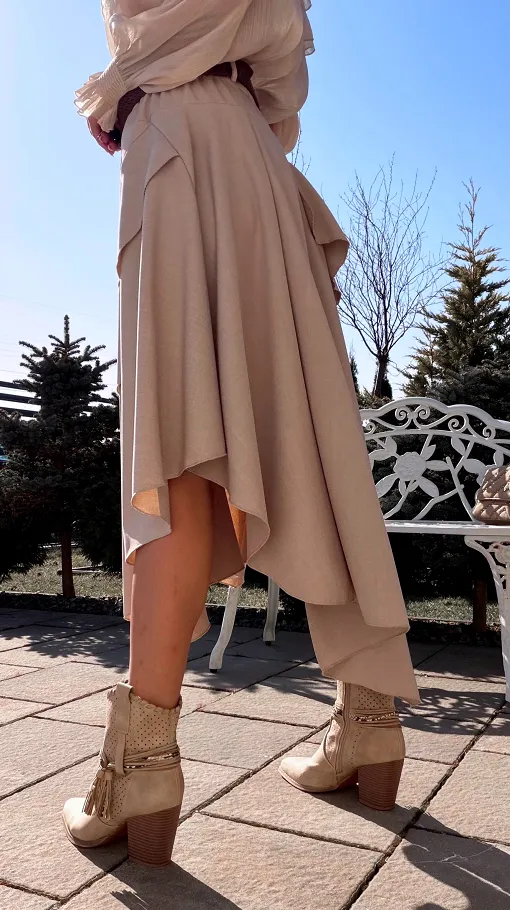 Elegancka asymetryczna spódnica z paskiem ONE SIZE beżowa - R534