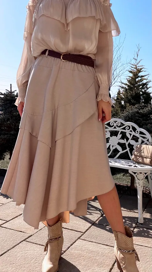 Elegancka asymetryczna spódnica z paskiem ONE SIZE beżowa - R534