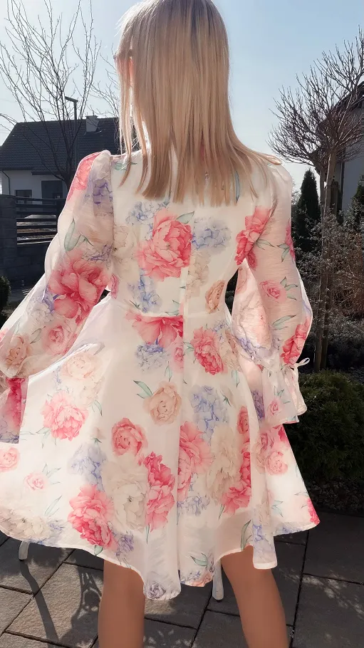 Elegancka sukienka w malowane kwiaty z pięknym dekoltem - R778