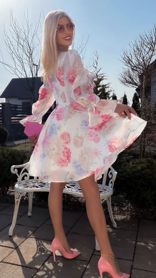 Elegancka sukienka w malowane kwiaty z pięknym dekoltem - R778