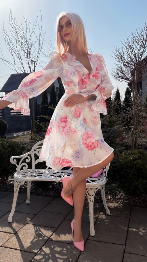 Elegancka sukienka w malowane kwiaty z pięknym dekoltem - R778