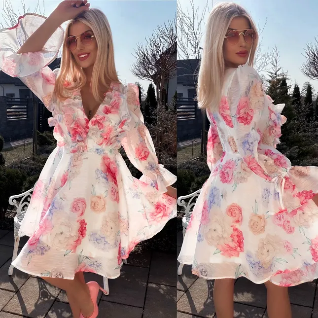 Elegancka sukienka w malowane kwiaty z pięknym dekoltem - R778