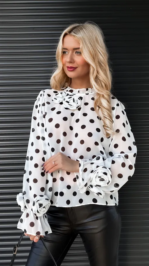 Modna bluzka w czarne grochy zdobiona różami - R164