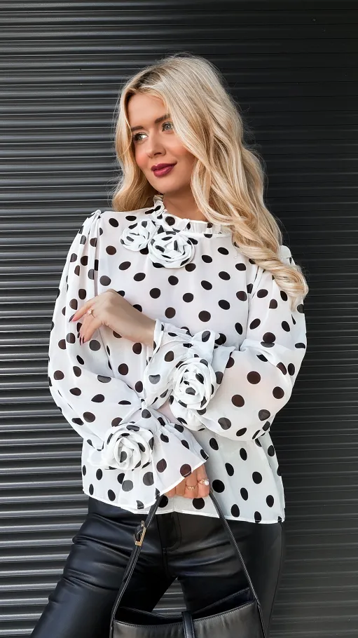 Modna bluzka w czarne grochy zdobiona różami - R164