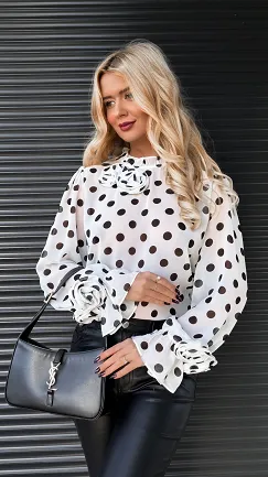 Modna bluzka w czarne grochy zdobiona różami - R164