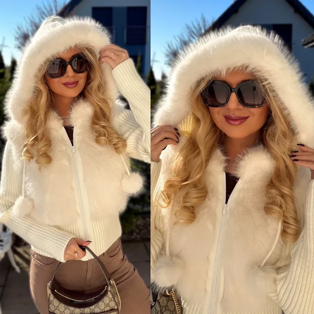 Sweter z kapturem zdobiony futerkiem zapinany na zamek ECRU - R299