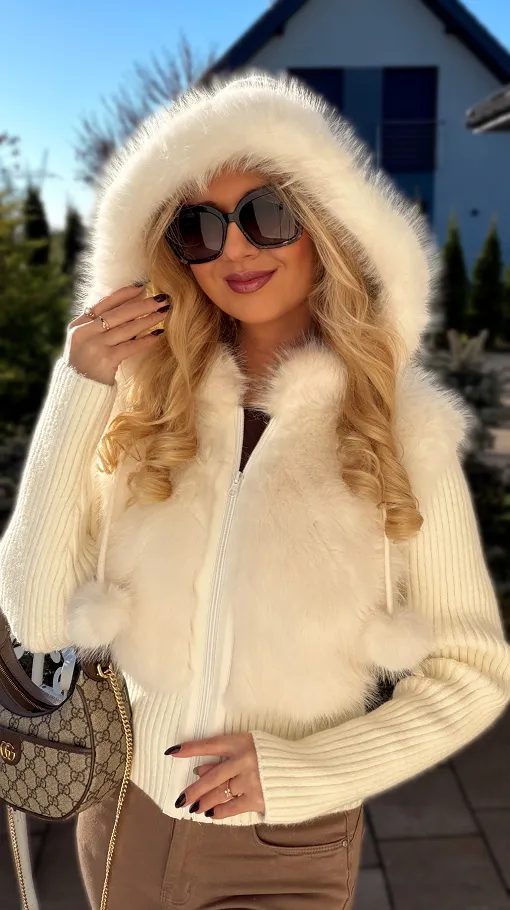 Sweter z kapturem zdobiony futerkiem zapinany na zamek ECRU - R299