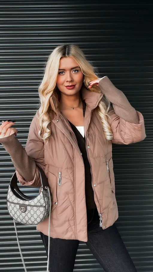 Lekka kurtka zimowa z kapturem i odpinanymi ściągaczami na rękawach TOFFI - R012B